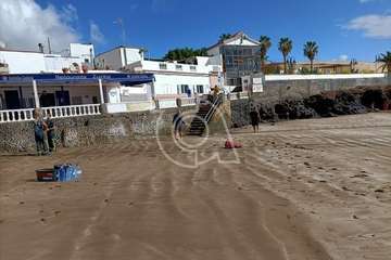 Una lancha neumática con varios jóvenes inmigrantes arriba a la playa de Ojos de Garza/TA.